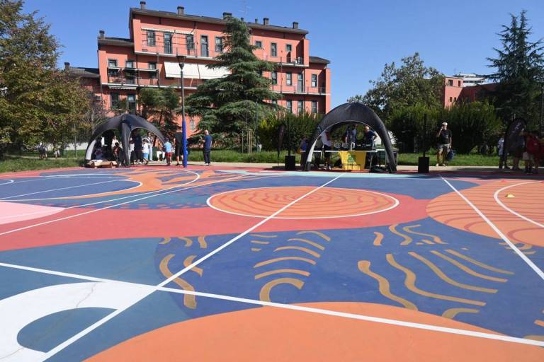 Basket, street art e legno: la rigenerazione del campo di via Calabiana a Milano